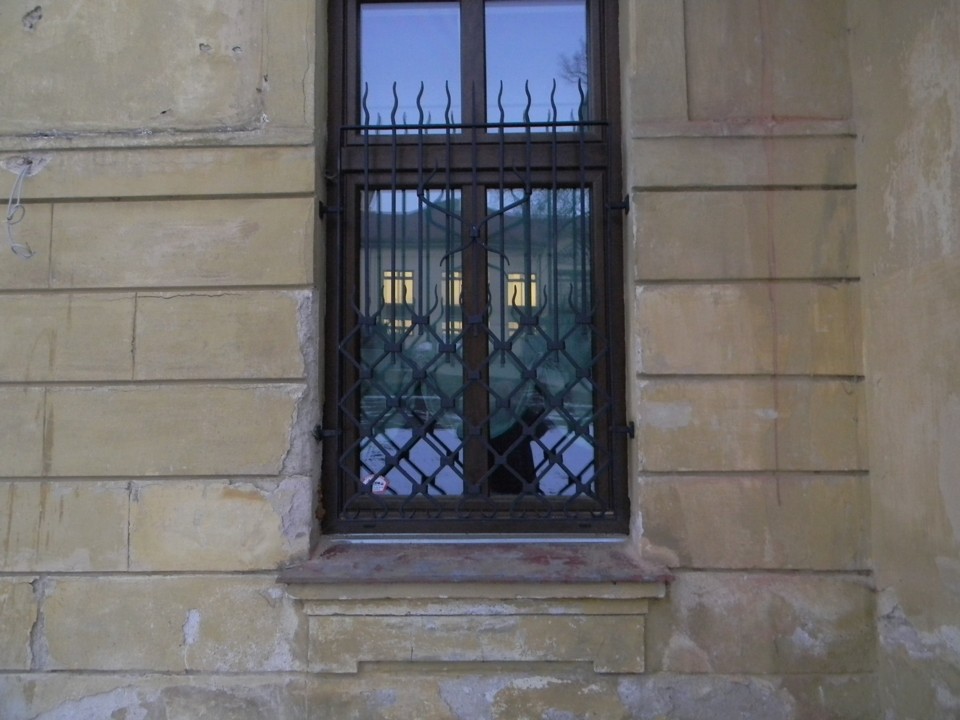 Kovaná okenní mříž